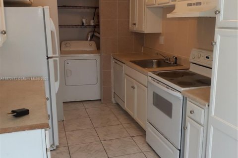 Townhouse in Lauderhill, Florida 2 bedrooms, 87.33 sq.m. № 1897723 - photo 13