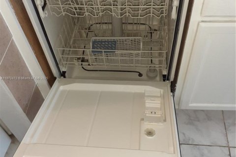 Townhouse in Lauderhill, Florida 2 bedrooms, 87.33 sq.m. № 1897723 - photo 12