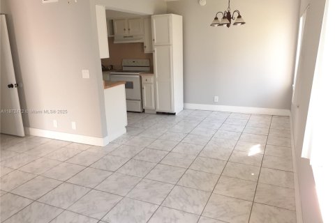 Townhouse in Lauderhill, Florida 2 bedrooms, 87.33 sq.m. № 1897723 - photo 10