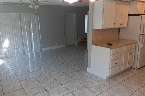 Townhouse in Lauderhill, Florida 2 bedrooms, 87.33 sq.m. № 1897723 - photo 14