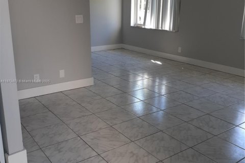 Townhouse in Lauderhill, Florida 2 bedrooms, 87.33 sq.m. № 1897723 - photo 9