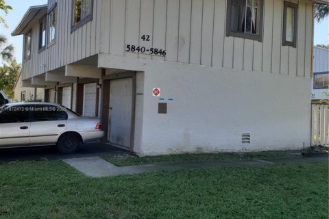 Townhouse in Lauderhill, Florida 2 bedrooms, 87.33 sq.m. № 1897723 - photo 1