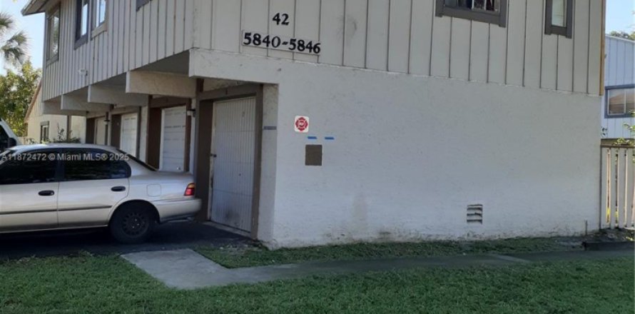 Townhouse in Lauderhill, Florida 2 bedrooms, 87.33 sq.m. № 1897723