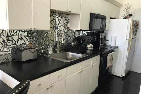 Condominio en alquiler en Miami Beach, Florida, 2 dormitorios, 49.24 m2 № 1963062 - foto 12