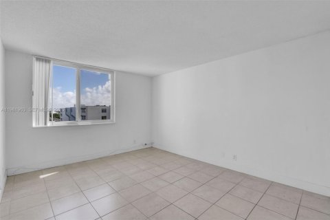 Copropriété à vendre à Miami, Floride: 2 chambres, 99.68 m2 № 2058578 - photo 12