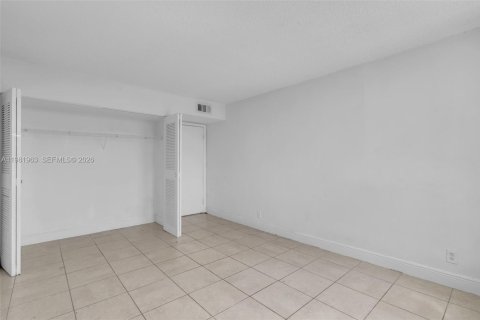 Copropriété à vendre à Miami, Floride: 2 chambres, 99.68 m2 № 2058578 - photo 16
