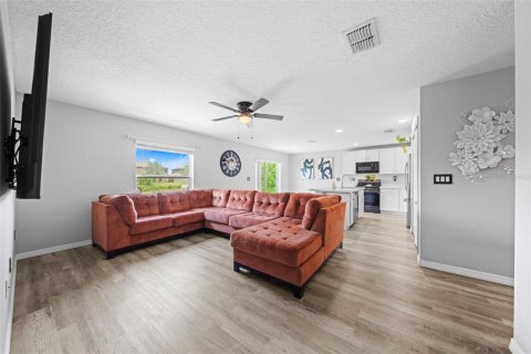 House in Palm Bay, Florida 3 bedrooms, 132.39 sq.m. № 1831754 - photo 6