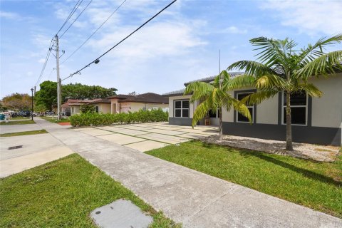 House in Homestead, Florida 3 bedrooms, 141.86 sq.m. № 2076150 - photo 2