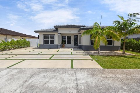 House in Homestead, Florida 3 bedrooms, 141.86 sq.m. № 2076150