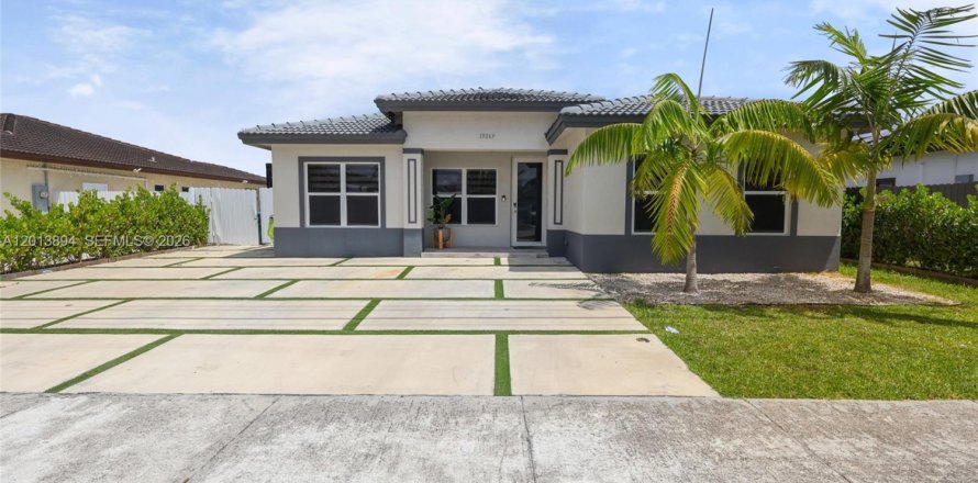 House in Homestead, Florida 3 bedrooms, 141.86 sq.m. № 2076150