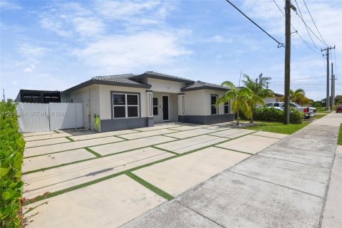 House in Homestead, Florida 3 bedrooms, 141.86 sq.m. № 2076150 - photo 3