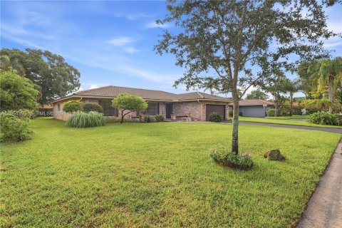 House in Coral Springs, Florida 3 bedrooms № 2383128 - photo 2