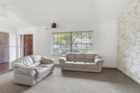 House in Coral Springs, Florida 3 bedrooms № 2383128 - photo 3
