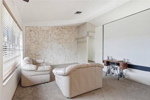 House in Coral Springs, Florida 3 bedrooms № 2383128 - photo 4