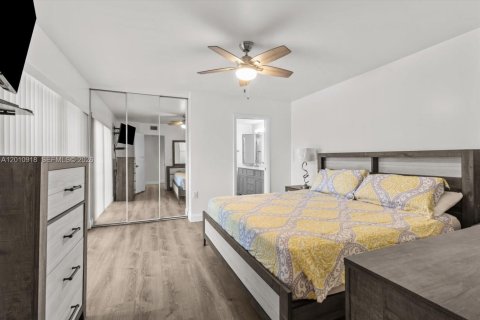 Townhouse in West Palm Beach, Florida 2 bedrooms, 114.83 sq.m. № 2076670 - photo 11
