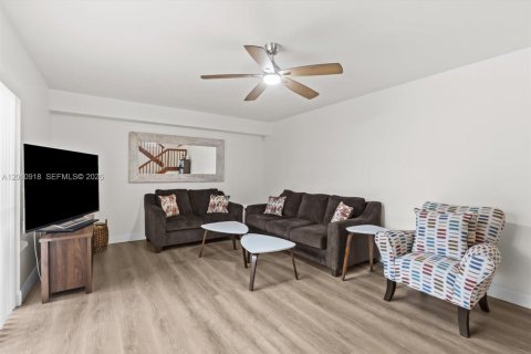 Townhouse in West Palm Beach, Florida 2 bedrooms, 114.83 sq.m. № 2076670 - photo 7