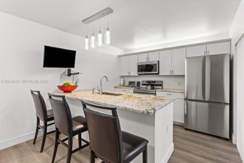 Townhouse in West Palm Beach, Florida 2 bedrooms, 114.83 sq.m. № 2076670 - photo 2