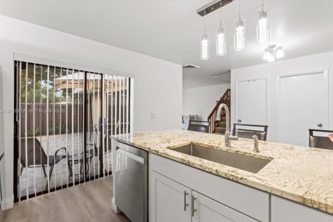 Townhouse in West Palm Beach, Florida 2 bedrooms, 114.83 sq.m. № 2076670 - photo 5