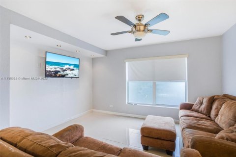 Condo in Lauderhill, Florida, 3 bedrooms  № 1959182 - photo 17