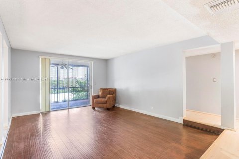 Condo in Lauderhill, Florida, 3 bedrooms  № 1959182 - photo 10