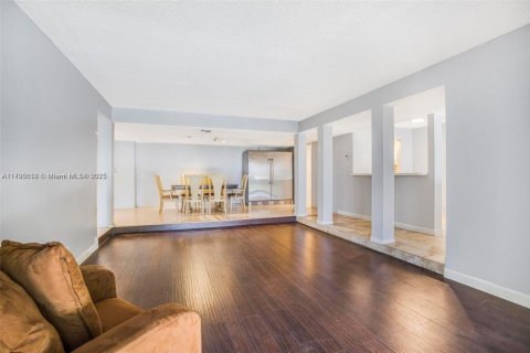 Condo in Lauderhill, Florida, 3 bedrooms  № 1959182 - photo 11