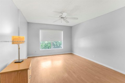 Condo in Lauderhill, Florida, 3 bedrooms  № 1959182 - photo 22