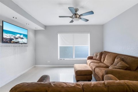 Condo in Lauderhill, Florida, 3 bedrooms  № 1959182 - photo 16