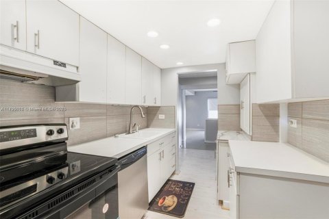 Condo in Lauderhill, Florida, 3 bedrooms  № 1959182 - photo 15