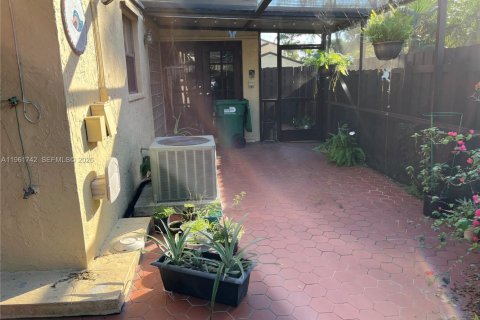 Купить таунхаус в Майами, Флорида 3 спальни, 109.9м2, № 2024632 - фото 10