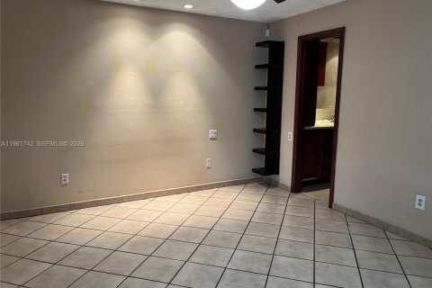 Купить таунхаус в Майами, Флорида 3 спальни, 109.9м2, № 2024632 - фото 11