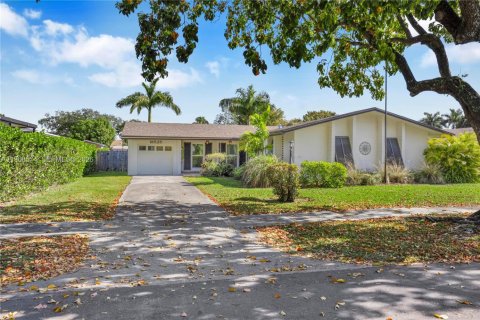 House in Cutler Bay, Florida 4 bedrooms, 174.47 sq.m. № 2030980 - photo 2