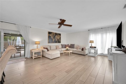 House in Cutler Bay, Florida 4 bedrooms, 174.47 sq.m. № 2030980 - photo 10