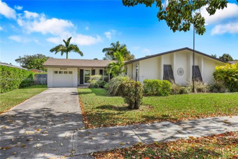 House in Cutler Bay, Florida 4 bedrooms, 174.47 sq.m. № 2030980 - photo 3