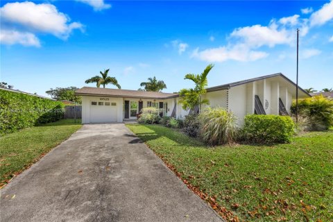 House in Cutler Bay, Florida 4 bedrooms, 174.47 sq.m. № 2030980 - photo 4