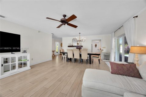 House in Cutler Bay, Florida 4 bedrooms, 174.47 sq.m. № 2030980 - photo 14