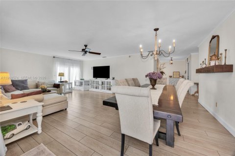 House in Cutler Bay, Florida 4 bedrooms, 174.47 sq.m. № 2030980 - photo 12