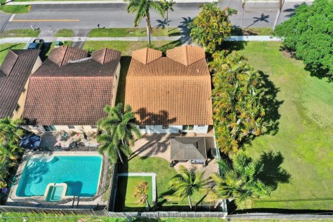 House in Dania Beach, Florida 3 bedrooms, 141.95 sq.m. № 2086921 - photo 8
