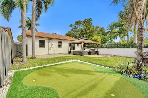 House in Dania Beach, Florida 3 bedrooms, 141.95 sq.m. № 2086921 - photo 3