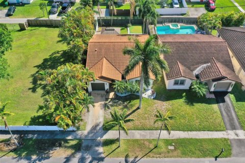 House in Dania Beach, Florida 3 bedrooms, 141.95 sq.m. № 2086921 - photo 7