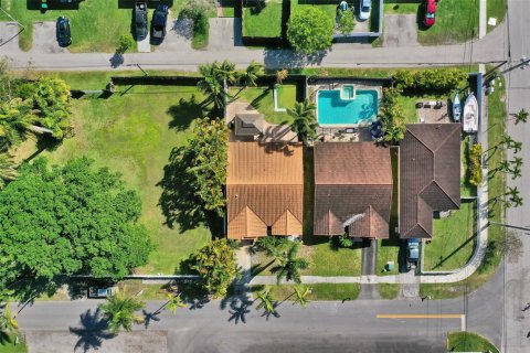 House in Dania Beach, Florida 3 bedrooms, 141.95 sq.m. № 2086921 - photo 9