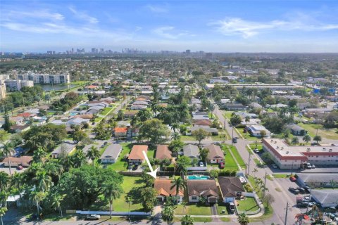 House in Dania Beach, Florida 3 bedrooms, 141.95 sq.m. № 2086921 - photo 6