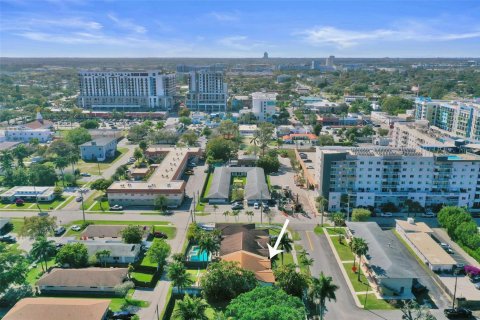 House in Dania Beach, Florida 3 bedrooms, 141.95 sq.m. № 2086921 - photo 5
