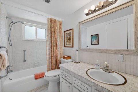 Condo in Saint Petersburg, Florida, 1 bedroom  № 2195530 - photo 24
