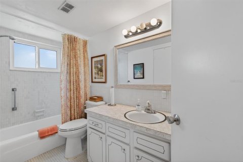 Condo in Saint Petersburg, Florida, 1 bedroom  № 2195530 - photo 28