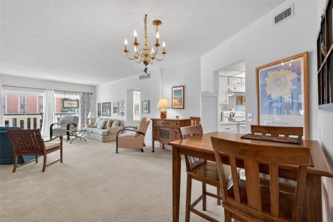 Condo in Saint Petersburg, Florida, 1 bedroom  № 2195530 - photo 14