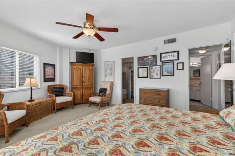 Condo in Saint Petersburg, Florida, 1 bedroom  № 2195530 - photo 18
