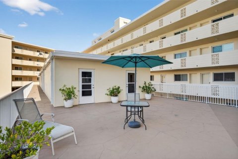 Condo in Saint Petersburg, Florida, 1 bedroom  № 2195530 - photo 6