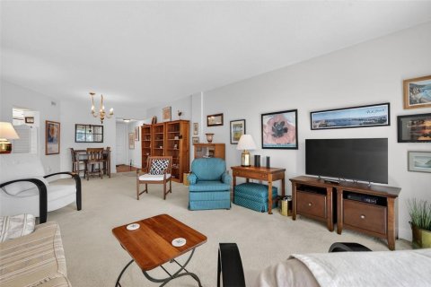 Condo in Saint Petersburg, Florida, 1 bedroom  № 2195530 - photo 12