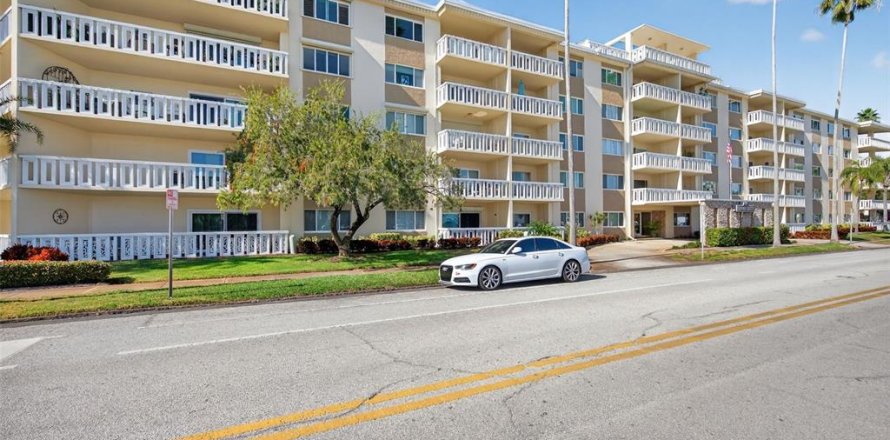 Condo in Saint Petersburg, Florida, 1 bedroom  № 2195530