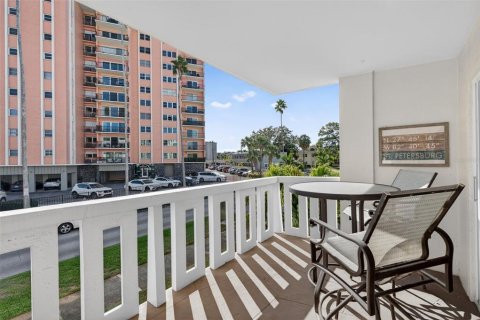 Condo in Saint Petersburg, Florida, 1 bedroom  № 2195530 - photo 26